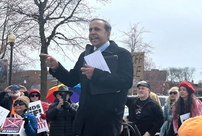 Raja Krishnamoorthi Takes Aim at U.S. Senate: Could He Be the First Indian-American Senator?